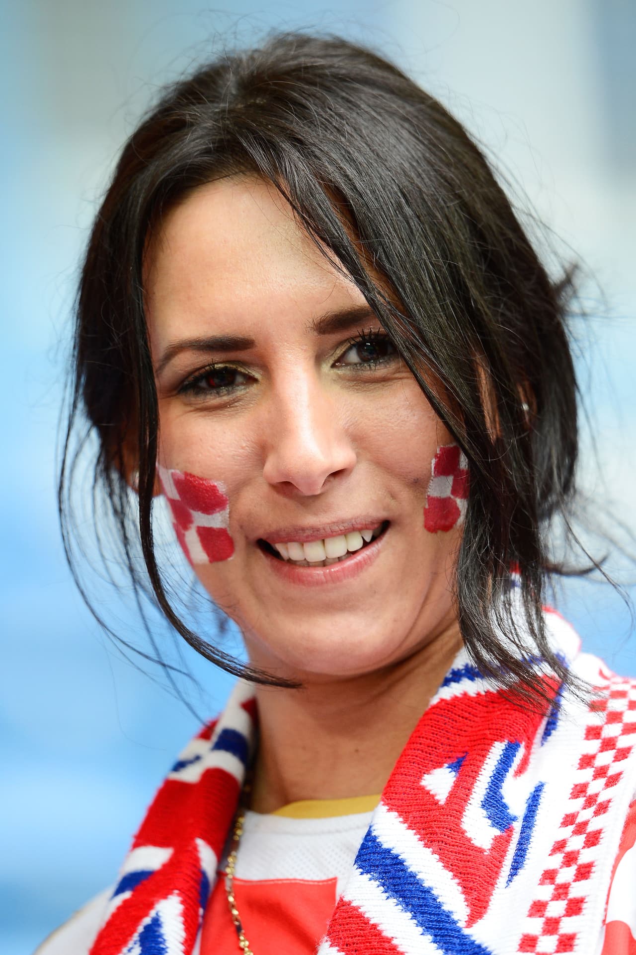 Disfruta de las mejores imágenes de las aficionadas croatas que partido a partido apoyan a su selección.