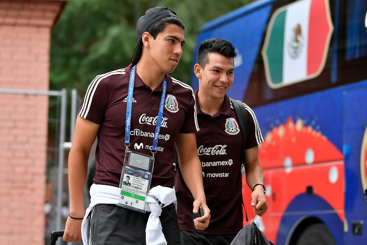 Erick Gutiérrez, en primer plano, camina junto con Hirving Lozano, en ruta a preparar su tercer y último partido de la fase de grupos ante Suecia el miércoles.
