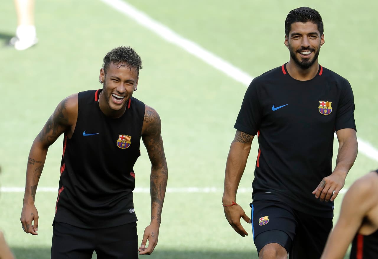 Es tan bueno el ambiente, que cuando Neymar llegó tarde al entrenamiento, su compañero Luis Suárez le dio un zape.