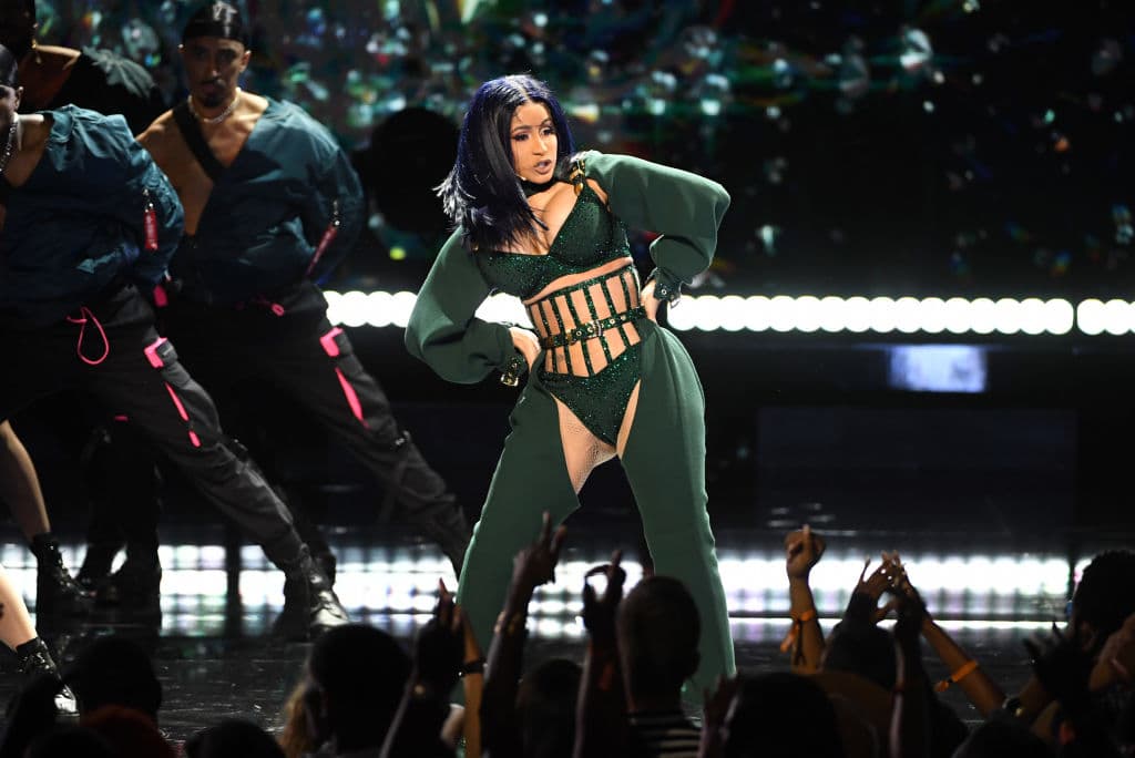 Al quedarse sin opciones, la novata buscará esconderse en el asilo de su abuela bajo el disfraz de una mujer mayor.