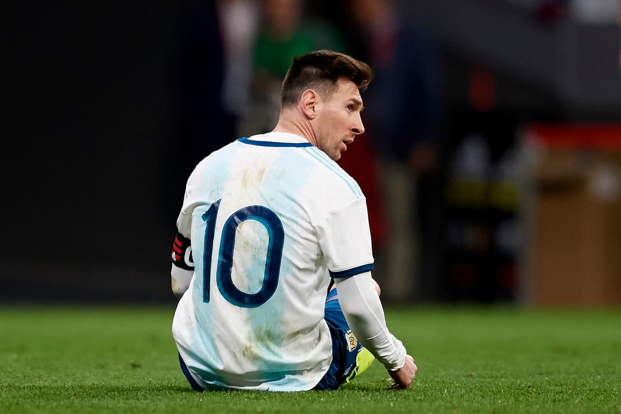 Después de la penosa derrota de Argentina por 3-1 con Venezuela, Lionel Messi fue liberado por la Albiceleste al sufrir una recaída en una lesión muscular en el pubis. Ya hace trabajos de campo con el F.C. Barcelona.