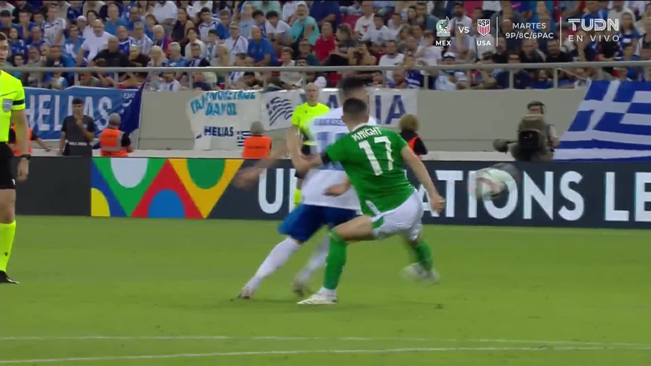 ¡TIRO ATAJADO! disparo por Anastasios Bakasetas.