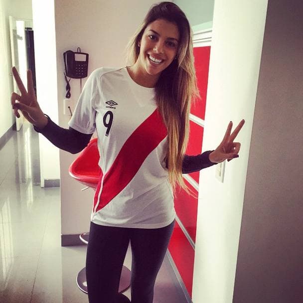 La bella modelo es novia del delantero peruano quien ha declarado que la espectacular mujer ha sido su amuleto en la Copa América de Chile 2015.