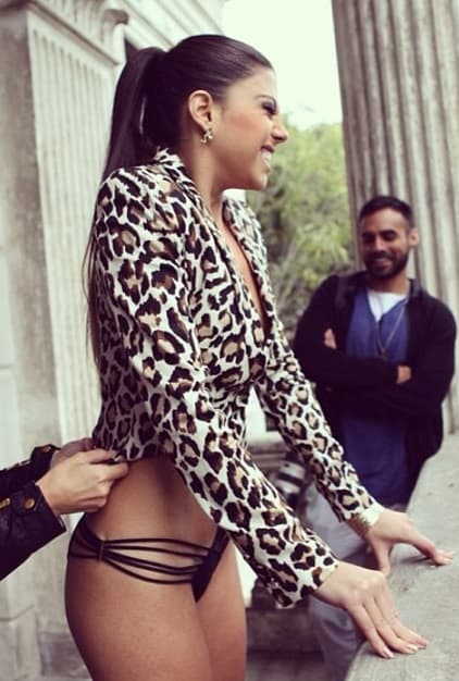 La bella modelo es novia del delantero peruano quien ha declarado que la espectacular mujer ha sido su amuleto en la Copa América de Chile 2015.