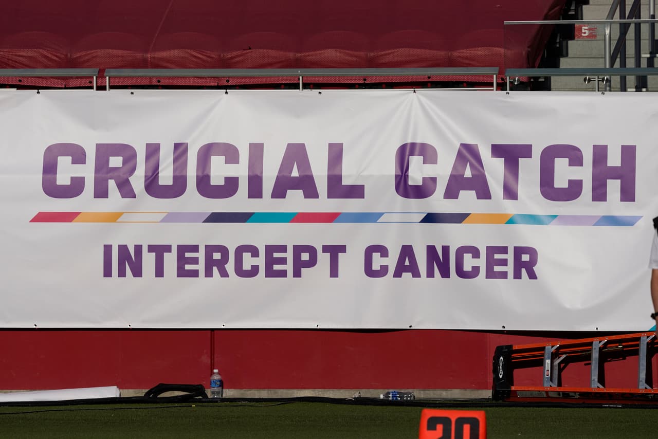 La campaña de la NFL ‘Crucial Catch’, lucha contra el cáncer a través de una temprana detección y reducción de riesgo. La Liga se une con elementos dentro y fuera de la cancha, para concientizar y ayudar a las personas que sufren esta batalla.