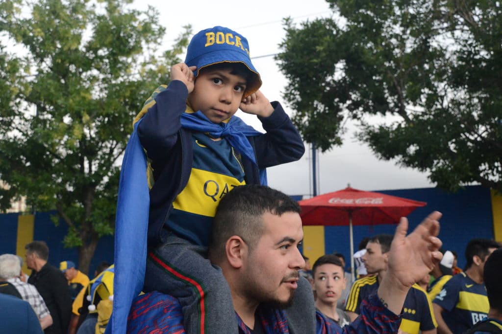 La afición de Boca Juniors se congregó en las cercanías de las instalaciones del club y en Parque Lezama para despedir a los suyos antes de jugar el domingo en Madrid la Final de la Copa Libertadores.