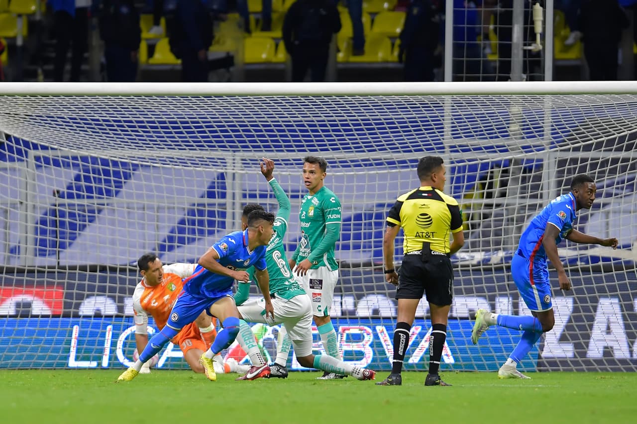 Rodolfo Cota fue complice del gol.