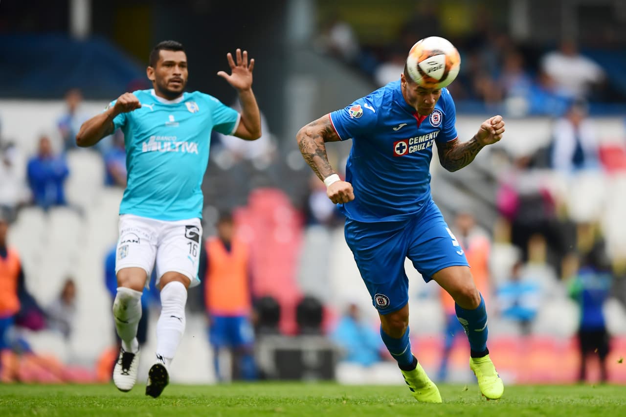 En el minuto 64' del partido entre Cruz Azul y Querétaro apareció el argentino Milton Caraglio (derecha) para anotar de cabeza el gol 10 mil en la historia del Estadio Azteca.