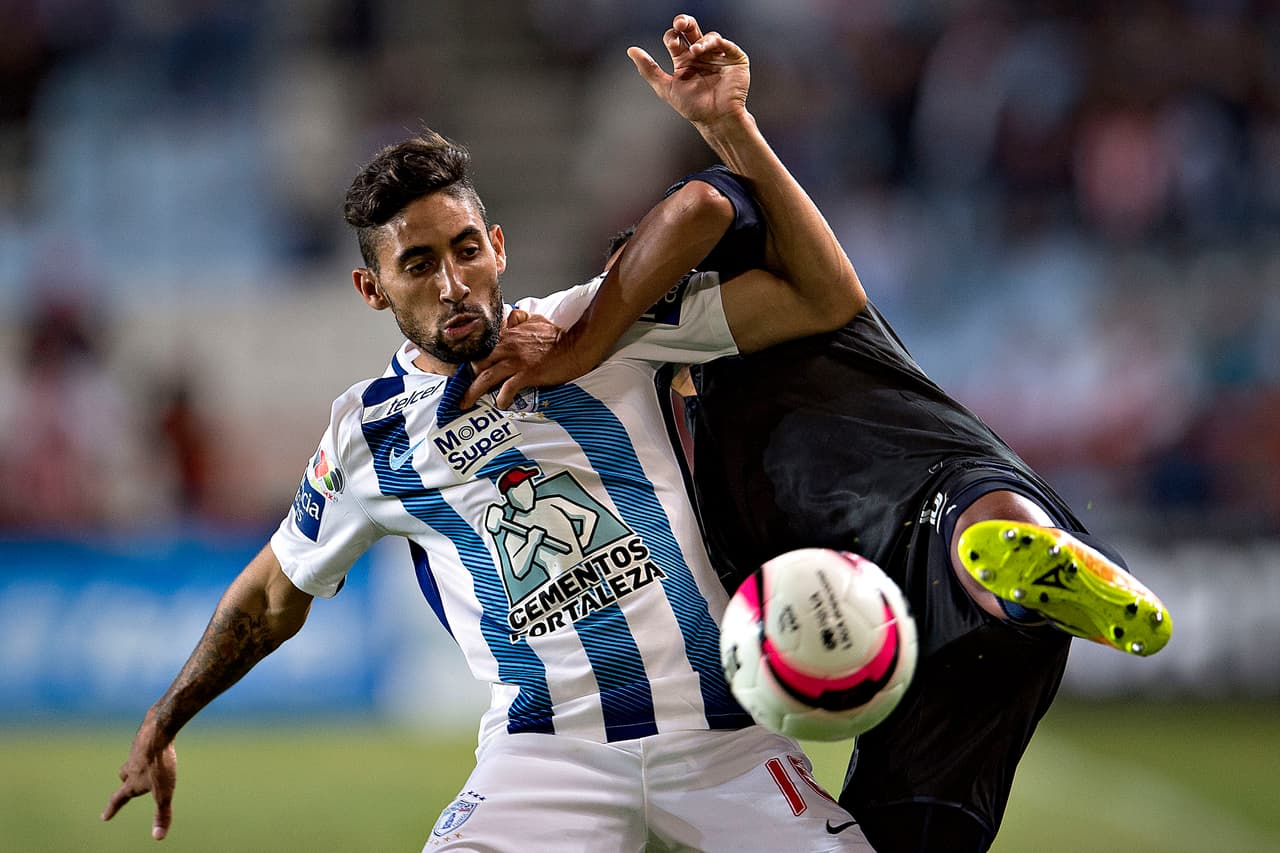 El primer tiempo ha sido sin duda alguna el mejor que han disputados las Chivas en este torneo.