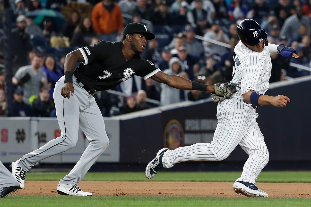 Los Yankees tienen un inicio de temporada 'fuera de base', como quedó Gleyber Torres (derecha) al tener 12 jugadores en la lista de lesionados.