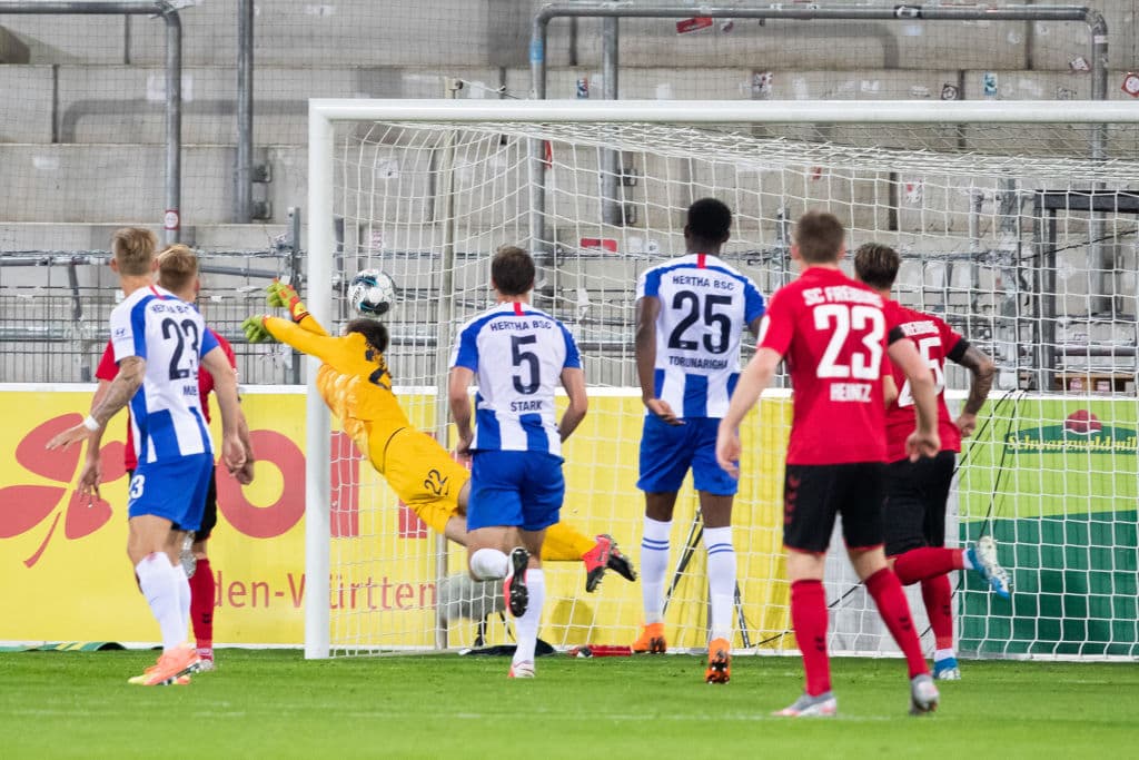 Con goles de grifo y Petersen el Freiburg vence 2-1 al Hertha Berlin y sigue soñando con la Europa League.