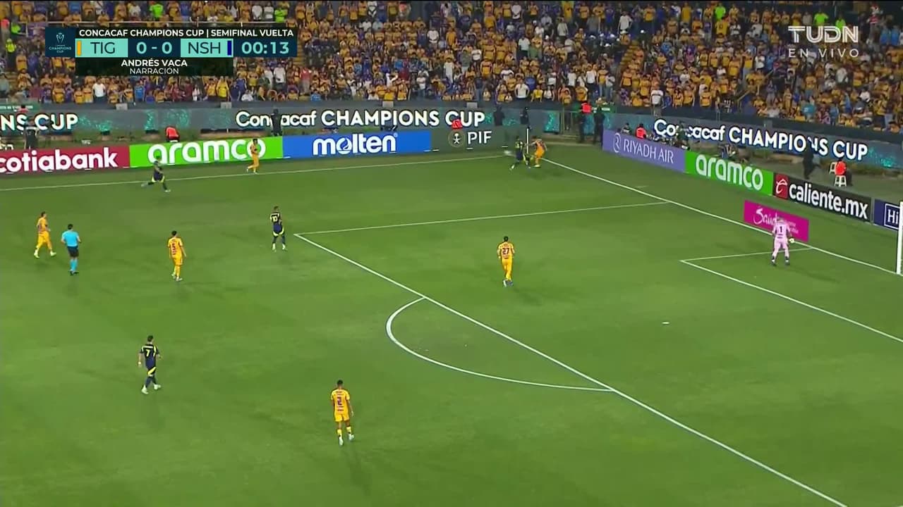 Arranca el partido y la pelota está en juego.