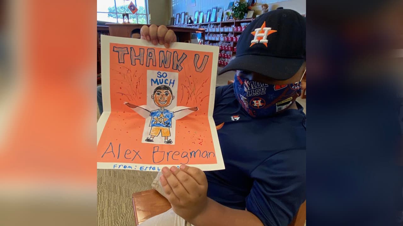 La donación se hizo a través de la fundación que tiene el jugador llamada: Bregman Cares Charity. La estrella del equipo además de entregar 10 iPads, estuvo autografiando y compartiendo con los pequeños.