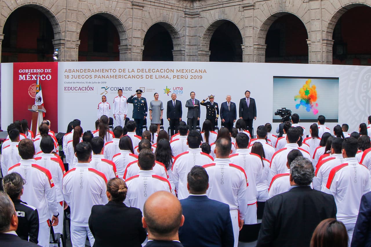 El momento de cambio que vive México ayudará a que sus deportistas tengan una buena actuación en los Juegos Panamericanos de Lima 2019, señaló el presidente Andrés Manuel López Obrador durante el abanderamiento de la delegación mexicana que acudirá a la justa continental. Los Panamericanos de Lima arrancan el viernes 26 de julio y México irá con la meta de lograr su mejor actuación en unos juegos realizados fuera de casa.“Estoy seguro que se obtendrán buenos resultados porque se viven momentos de cambio en el país”, destacó López Obrador, quien asumió el gobierno en diciembre pasado. “Siempre que hay una transformación se avanza en lo cultural y en lo deportivo, así ocurrió después de la Revolución Mexicana y por eso estoy seguro que tendremos buenos resultados y que ustedes tendrán un buen desempeño”.