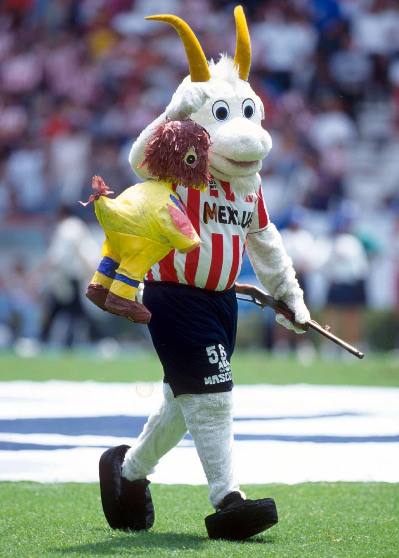 ¿Quién no recuerda a la mascota de Chivas burlándose del América en el Estadio Jalisco?
