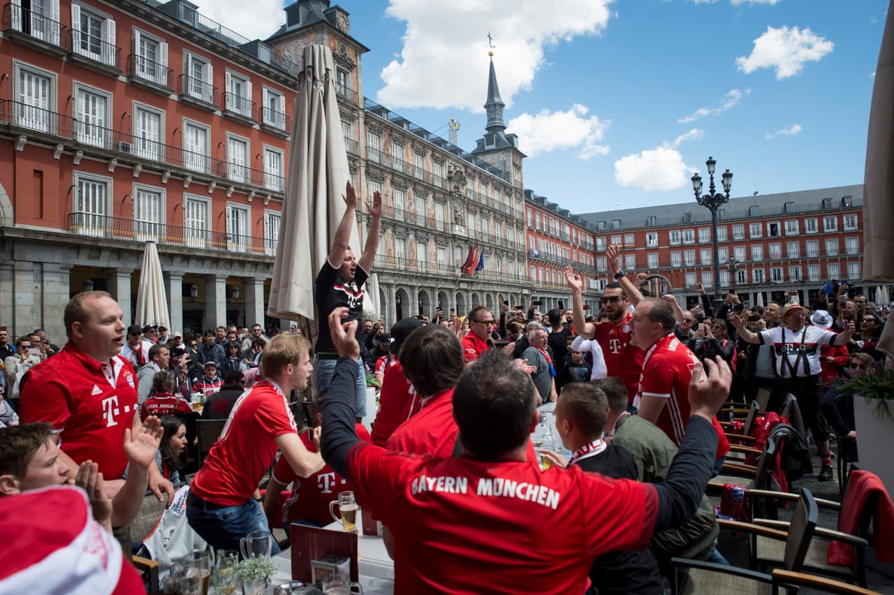 Fanáticos alemanes se tomaron la Plaza Mayor de la capital española en la fiesta previa de Real Madrid-Bayern Munich, escoltados por las autoridades para el juego de vuelta de semifinal de Champions.