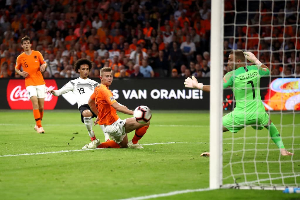 Alemania luchó todo el segundo tiempo por empatar el partido, pero este remate de Leroy Sané (centro, izquierda) se fue apenas desviado del arco neerlandés.