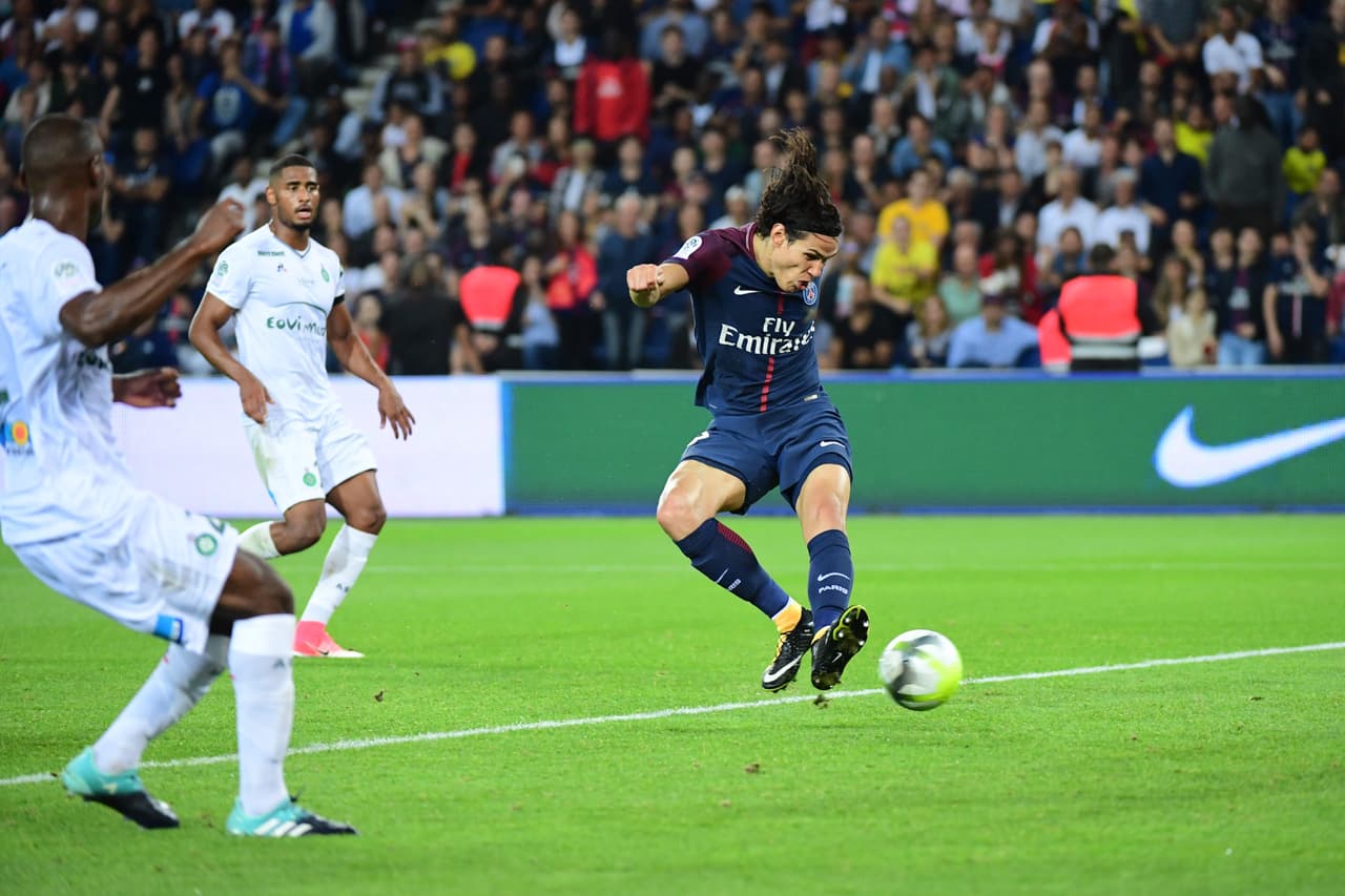 El brasileño abrió un balón perfecto para Meunier quien envió un centró razo a Cavani para que definiera de espuelazo.