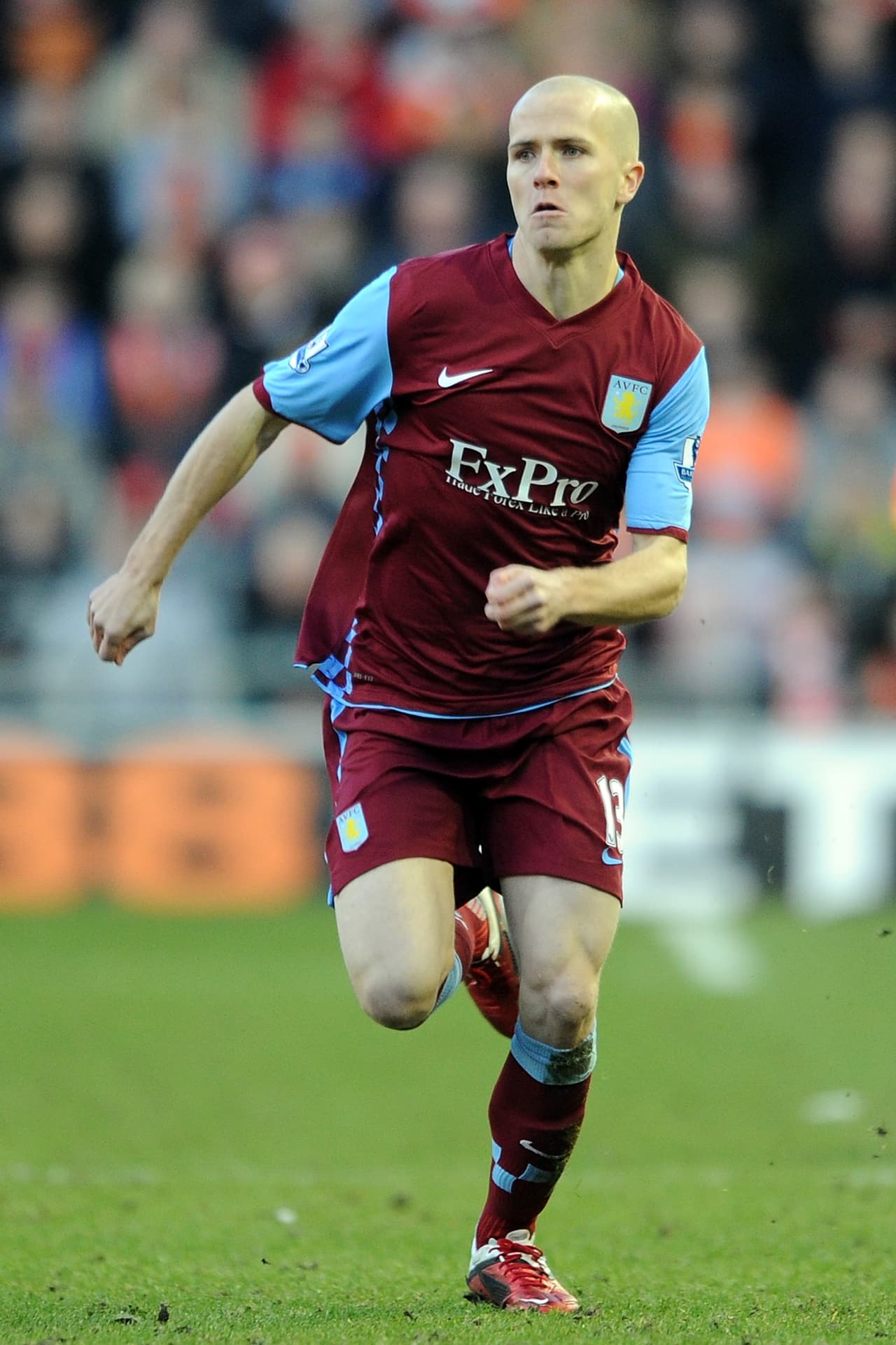 Pero después del Mundial fichó por el Aston Villa buscando subir su nivel, aunque no le fue bien, pues no tuvo continuidad.