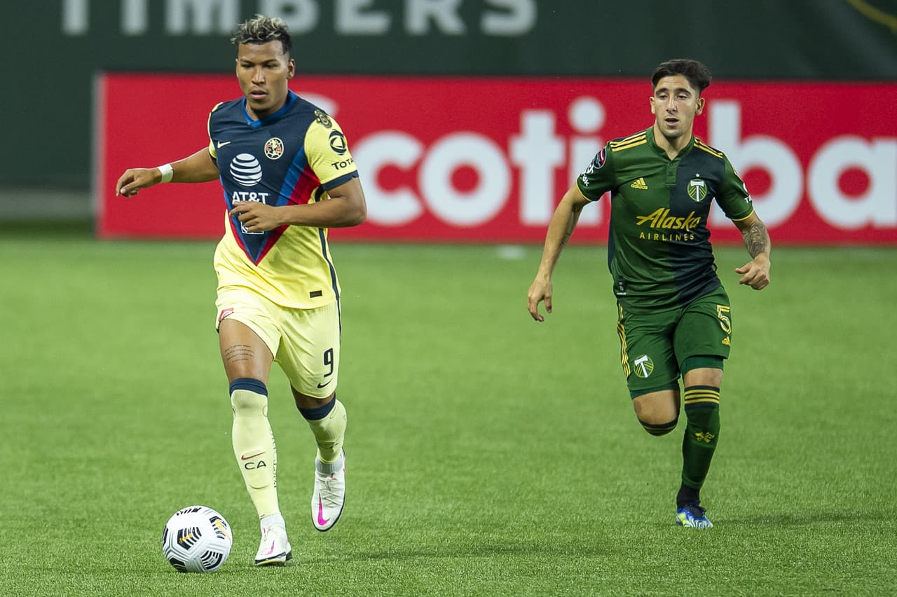 Roger Martínez lució más atrevido frentre al arco rival que el resto de sus compañeros y obligó a Attinella a lanzarse en una ocasión.