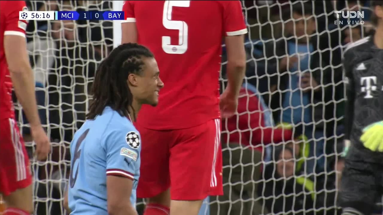 ¡TIRO ATAJADO! disparo por Nathan Aké.