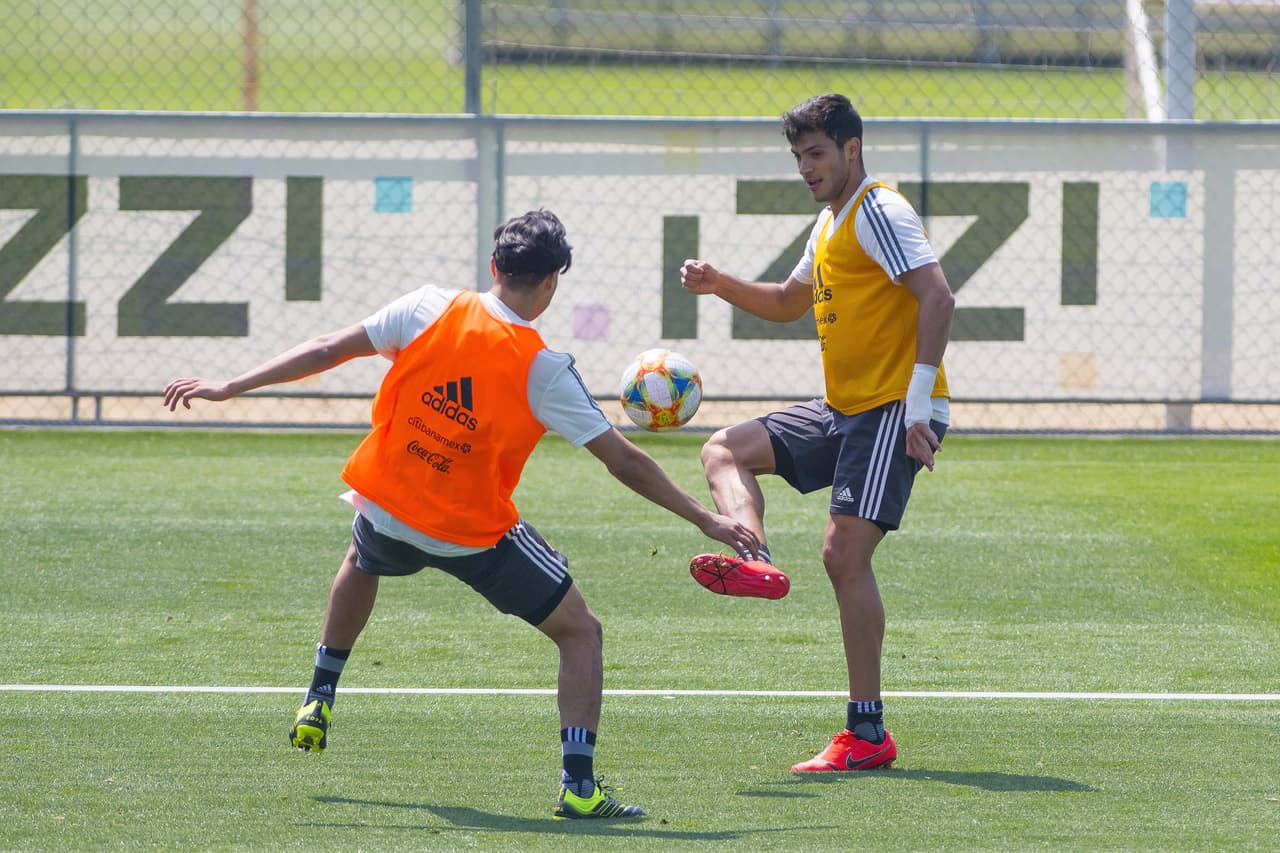 El argentino Gerardo Martino, técnico de la
<b>Selección Mexicana</b>, realiza ajustes con los
<a href="https://www.univision.com/deportes/futbol/mexico/los-rostros-de-gerardo-tata-martino-en-la-rueda-de-prensa-de-cara-a-la-copa-oro-fotos" target="_blank">jugadores de su convocatoria</a> para la
<b>Copa Oro</b>, su primer reto en un torneo oficial con el 'Tri'.