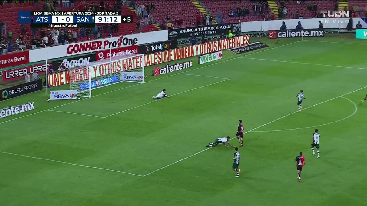 ¡TIRO ATAJADO! disparo por José Lozano.