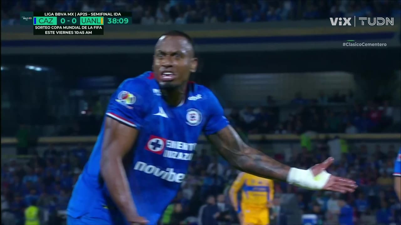 ¡Willer Ditta se cuelve loco! Después de la barrida se molesta con el árbitro