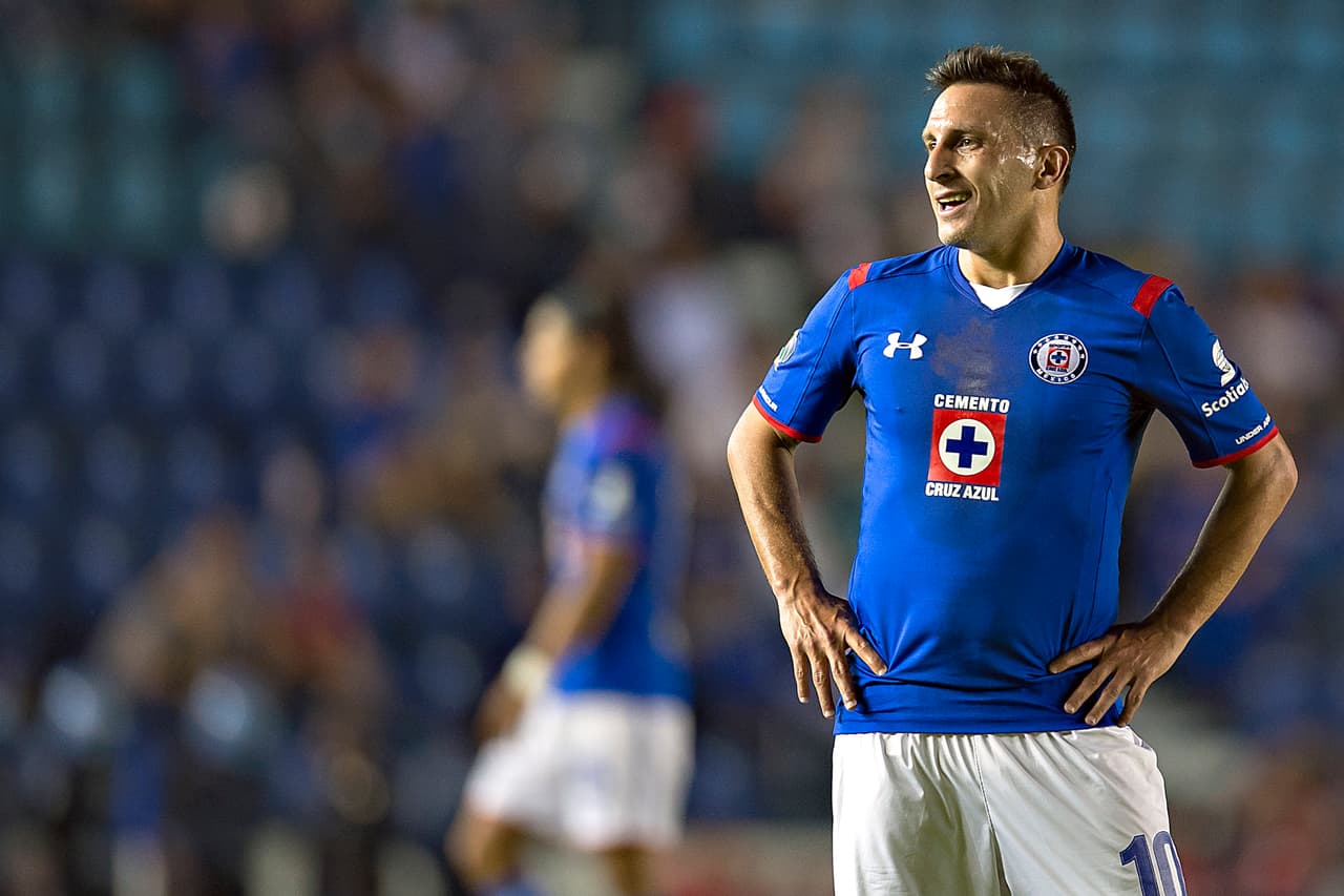 Christian Giménez seguirá cargando otra campaña más el estigma de figura de Cruz Azul. El mediocampista argentino, seguramente, echa de menos alguien con quien compartir ese honor en el campo de juego.