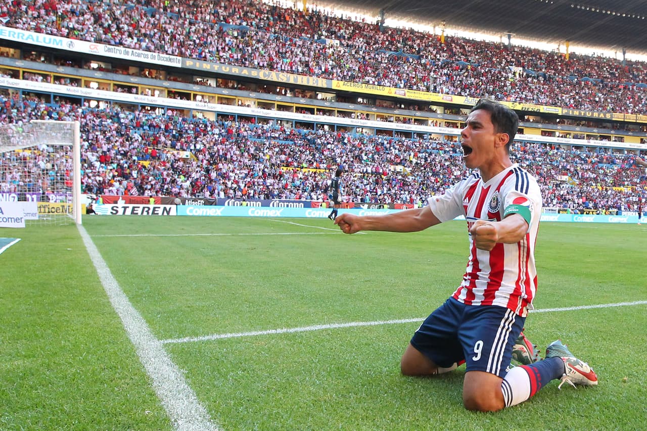 A la afición de Chivas, le agradaría que su equipo estuviera lleno de fútbol y no de problemas extra cancha. Con todo ellos sus figuras deberán responder, en primer lugar Omar Bravo por experiencia y posición en la cancha.