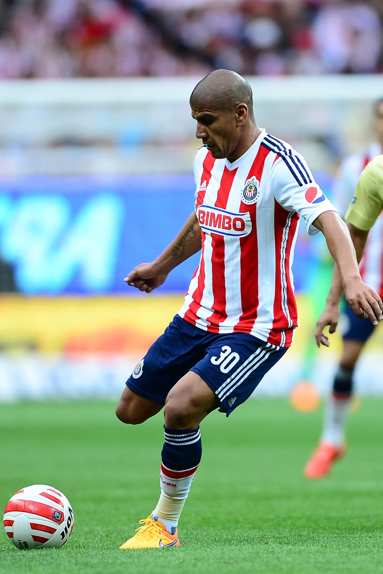 Carlos Salcido, otro experimentado jugador, deberá poner su fortaleza desde de la defensa y guiar a un conjunto plagado de jóvenes.