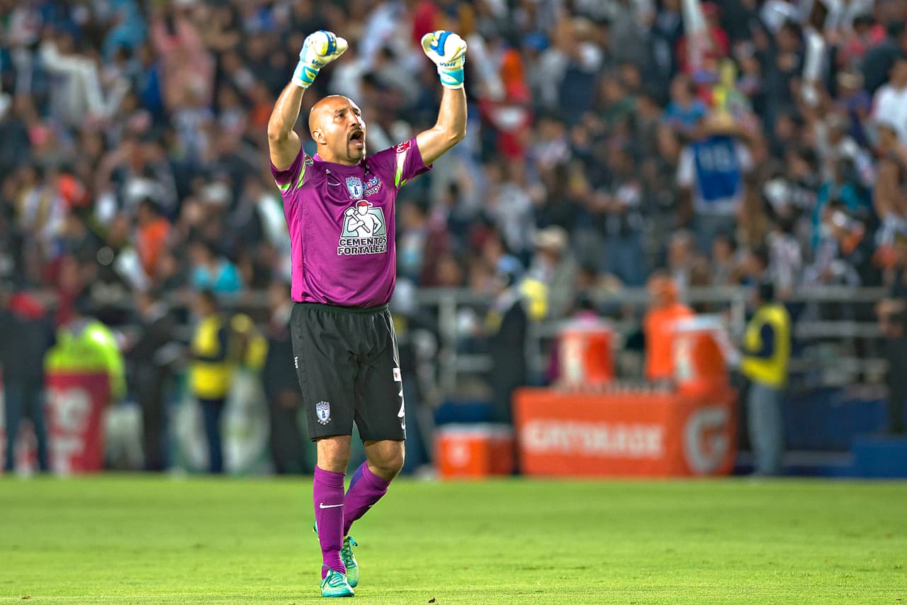 Oscar Pérez sigue siendo un hombre capaz de echarse un equipo a los hombros. Con 42 años podríamos estar viendo al popular “Conejo” en su último torneo. En Pachuca agradecen su constancia y longevidad en el arco.