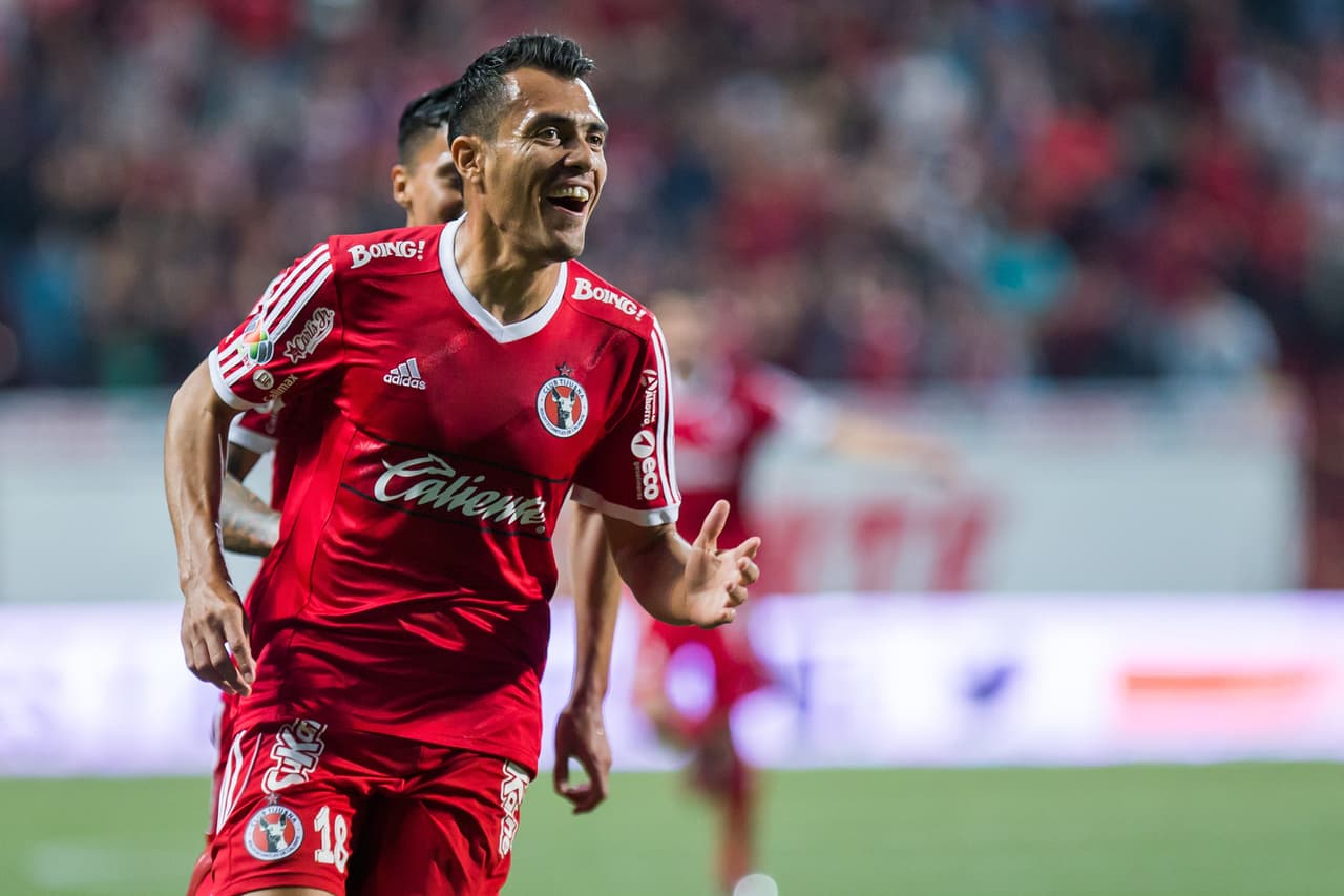 Juan Arango se ha desempeñado en el fútbol mexicano como la figura que es. Sus goles de tiro libre se están volviendo legendarios a estas alturas de su carrera. Tiene la responsabilidad de hacer brillar a Xolos.