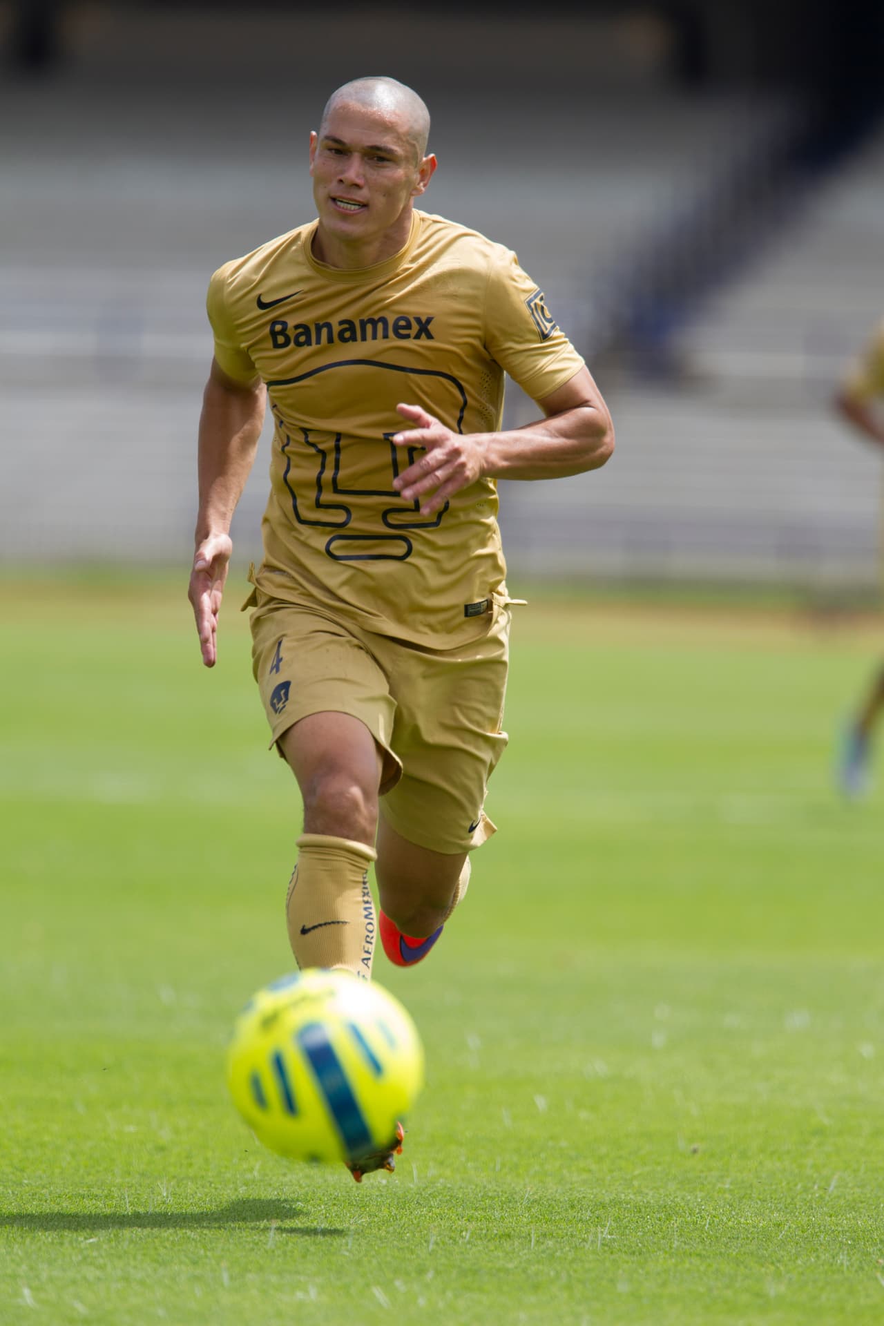 Otro paraguayo de gran nivel y también defensa es Darío Verón quien a últimas fechas en Pumas ha sido de lo mejor de un equipo en horas bajas. Con 35 años y más de 10 en Universidad, nadie discute su jerarquía.
