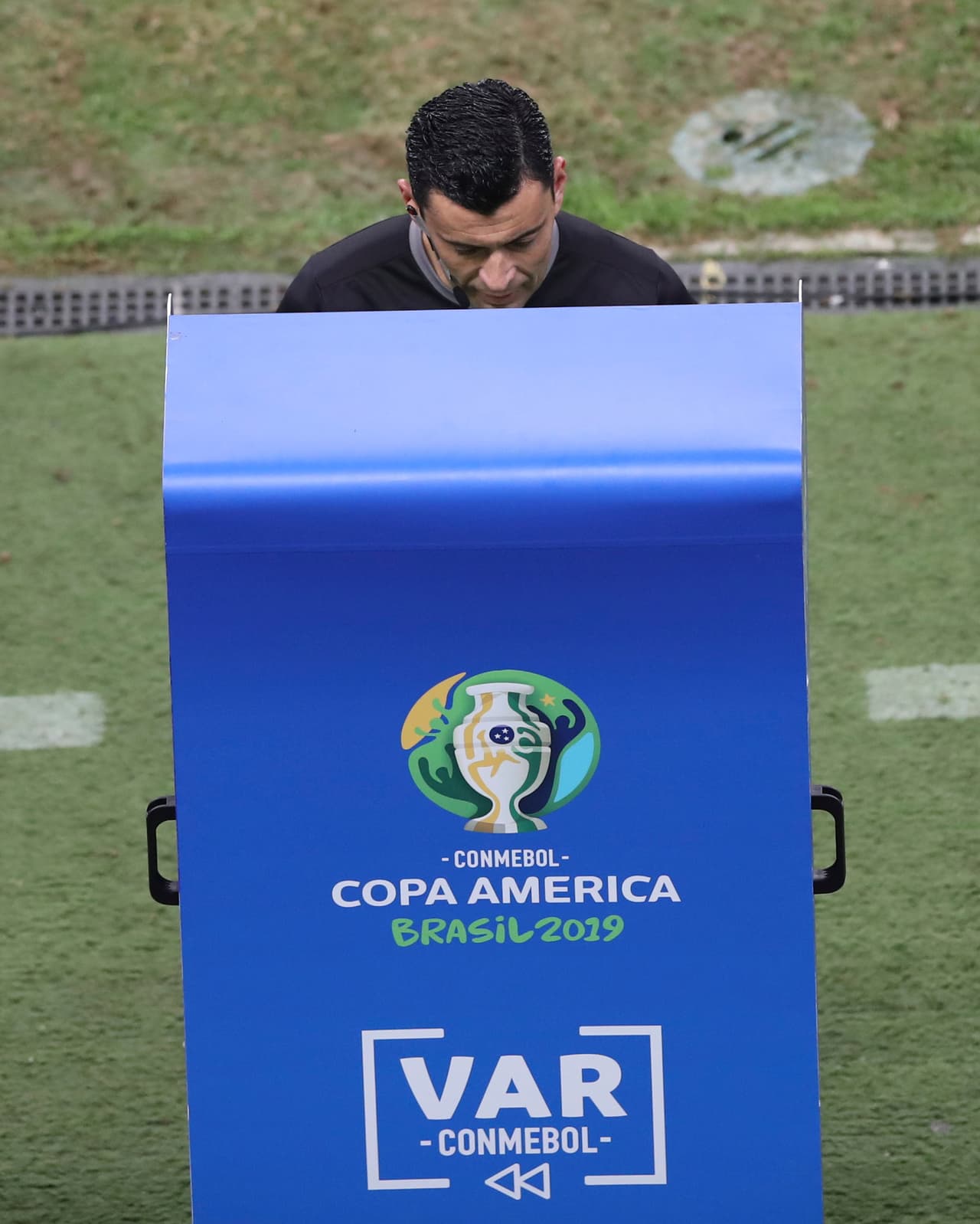 Y a los 56 minutos inicialmente el silbante Roberto Tobar había marcado penalti, pero los jueces del VAR le solicitaron ir al monitor para deliberar y decidir correctamente.