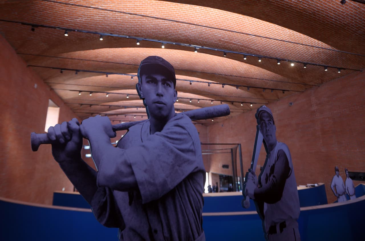 El presidente de México, And´rés Felipe López Obrador, fue uno de los presentes como fanático en la reinauguración del Salón de la Fama del Béisbol Mexicano, que revive grandes del momento de ese deporte a nivel local.