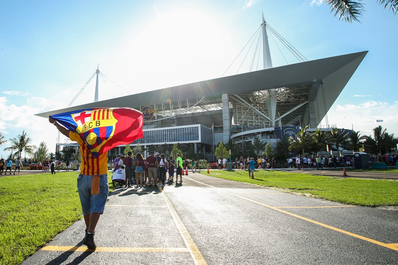 Banderas azulgranas se dejaban ver en los alrededores del Hard Rock Stadium.