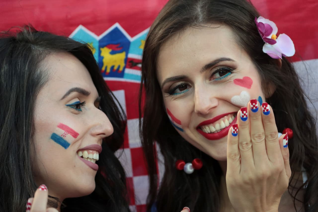 Disfruta de las mejores imágenes de las aficionadas croatas que partido a partido apoyan a su selección.