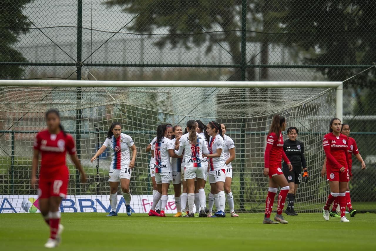 Las Chivas no se tocan el corazón y golean a las Diablas del Toluca para asegurar su lugar en la cima del torneo.