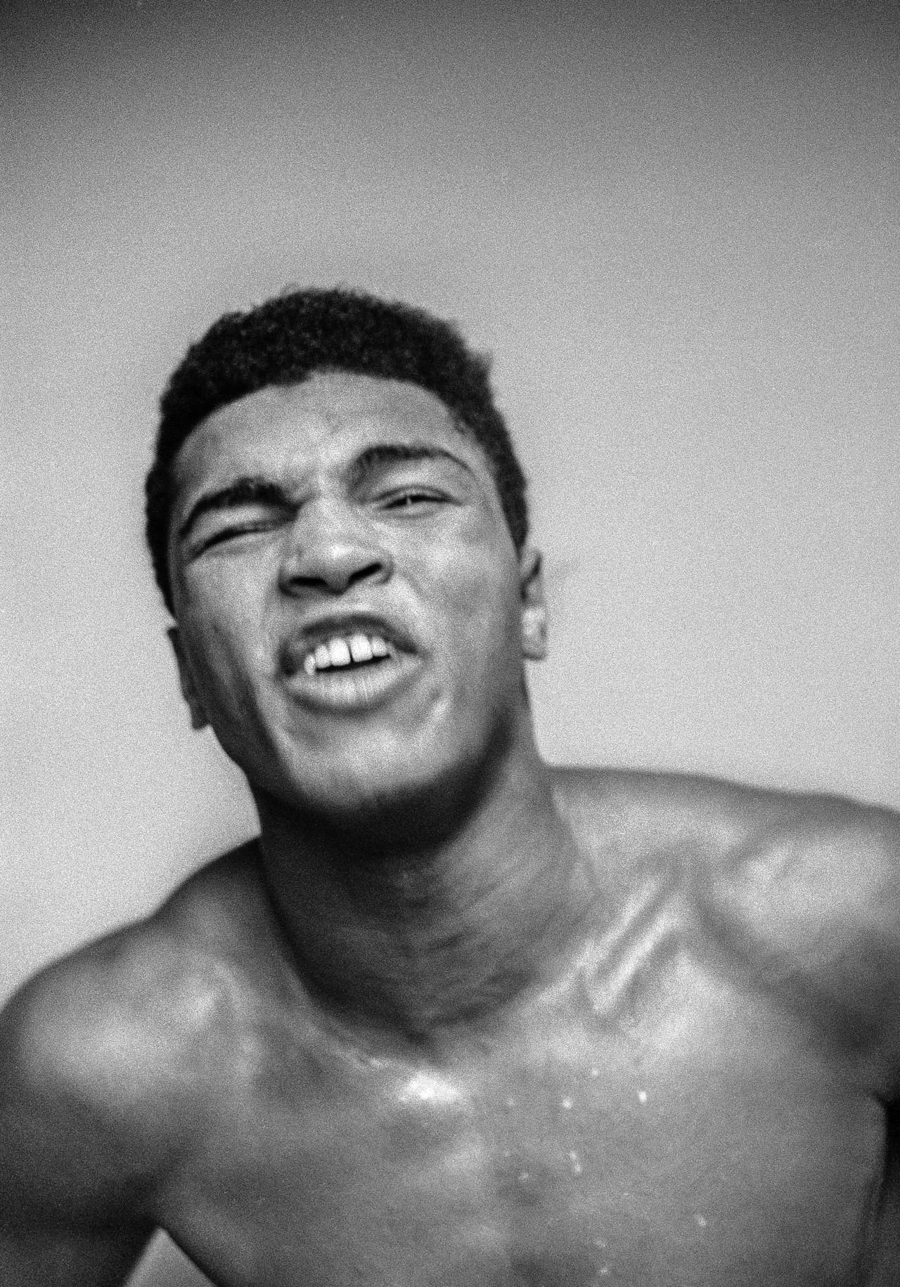 Cassius Clay sonríe para la cámara después de noquear a Archie Moore el 15 de noviembre de 1962 en Los Ángeles, California. Sesión de estudio con el fotógrafo Stanley Weston.