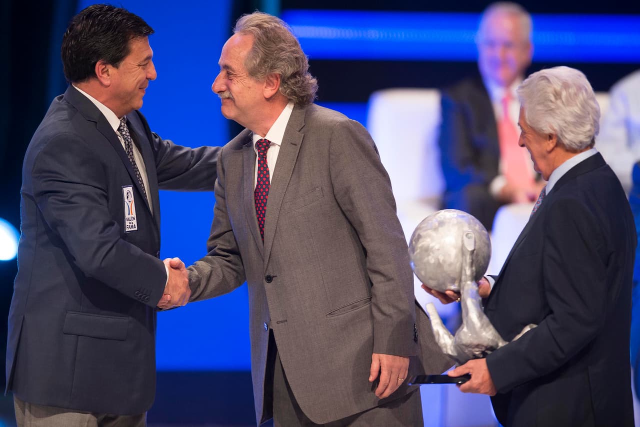 El Presidente de la Federación de Fútbol, Decio de María, galardonaba a Daniel Passarella.