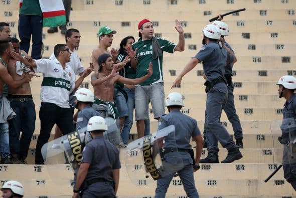 Los grandes estadios brasileños se llenan solo al 38% de su capacidad, sin embargo, una baja en la calidad de los equipos, los altosprecios delas entradas y la violencia, ha alejado a los torcedores de las gradas.