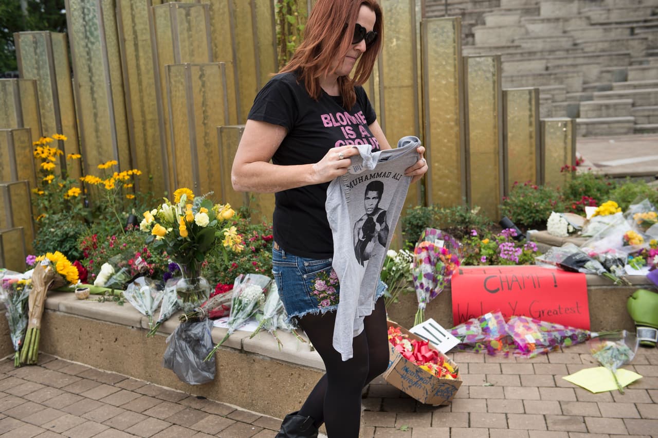 Cientos de fanáticos dieron el último adiós a Muhammad Ali 'El Más Grande' con flores, carteles, veladoras, oraciones y más muestras de cariño en el centro Muhammad Ali en Louisville y a las afueras del Hospital donde falleció en Phoenix.