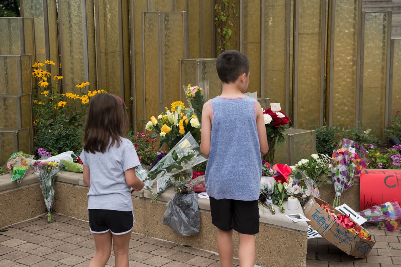 Cientos de fanáticos dieron el último adiós a Muhammad Ali 'El Más Grande' con flores, carteles, veladoras, oraciones y más muestras de cariño en el centro Muhammad Ali en Louisville y a las afueras del Hospital donde falleció en Phoenix.