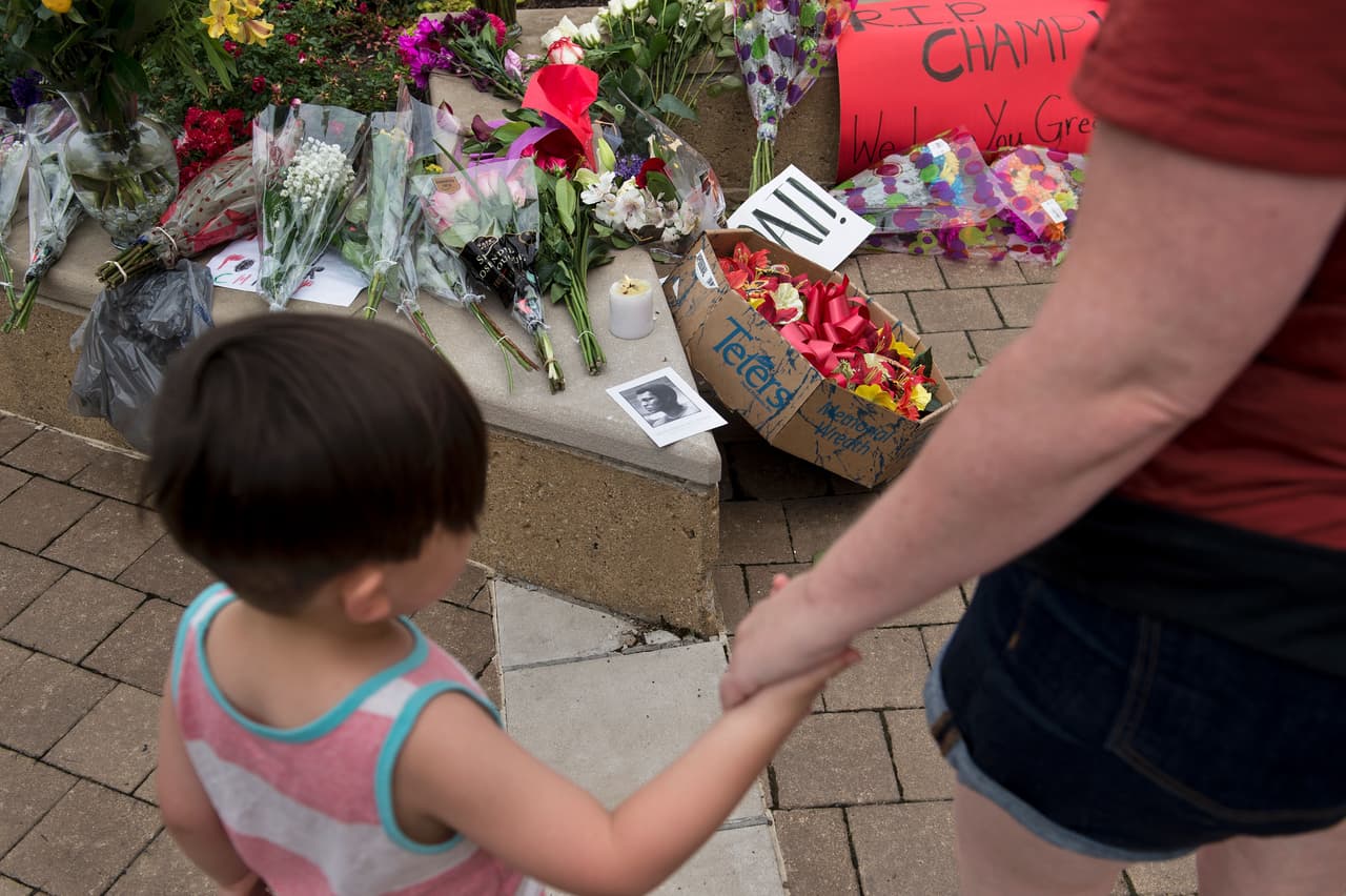 Cientos de fanáticos dieron el último adiós a Muhammad Ali 'El Más Grande' con flores, carteles, veladoras, oraciones y más muestras de cariño en el centro Muhammad Ali en Louisville y a las afueras del Hospital donde falleció en Phoenix.