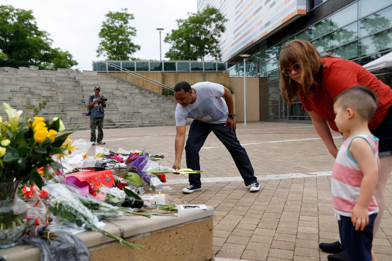 Cientos de fanáticos dieron el último adiós a Muhammad Ali 'El Más Grande' con flores, carteles, veladoras, oraciones y más muestras de cariño en el centro Muhammad Ali en Louisville y a las afueras del Hospital donde falleció en Phoenix.