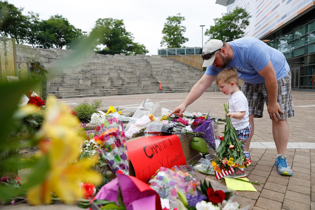Cientos de fanáticos dieron el último adiós a Muhammad Ali 'El Más Grande' con flores, carteles, veladoras, oraciones y más muestras de cariño en el centro Muhammad Ali en Louisville y a las afueras del Hospital donde falleció en Phoenix.