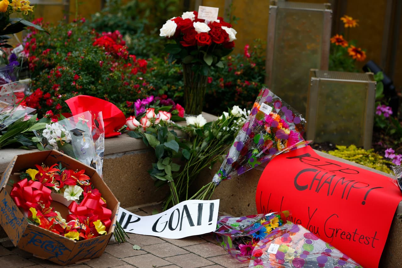 Cientos de fanáticos dieron el último adiós a Muhammad Ali 'El Más Grande' con flores, carteles, veladoras, oraciones y más muestras de cariño en el centro Muhammad Ali en Louisville y a las afueras del Hospital donde falleció en Phoenix.