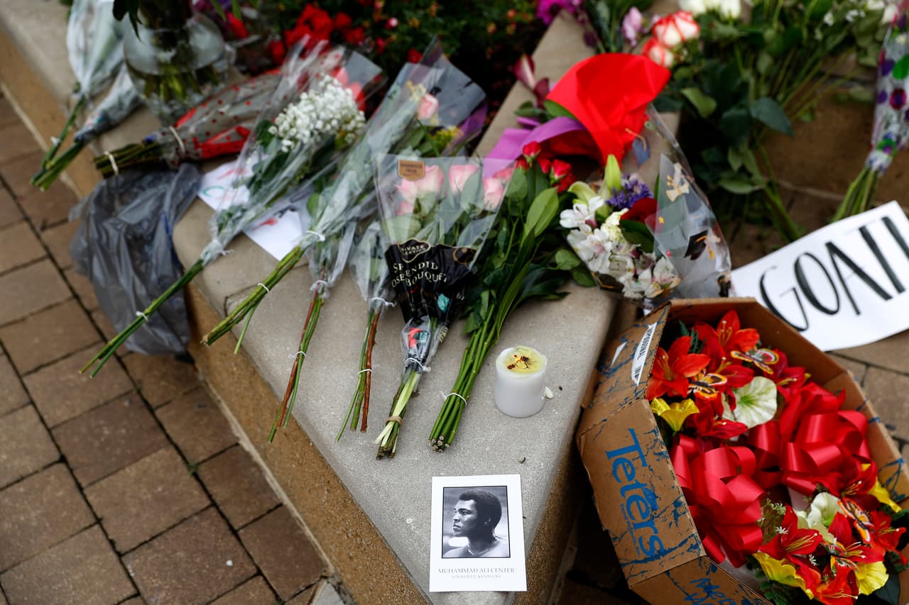 Cientos de fanáticos dieron el último adiós a Muhammad Ali 'El Más Grande' con flores, carteles, veladoras, oraciones y más muestras de cariño en el centro Muhammad Ali en Louisville y a las afueras del Hospital donde falleció en Phoenix.