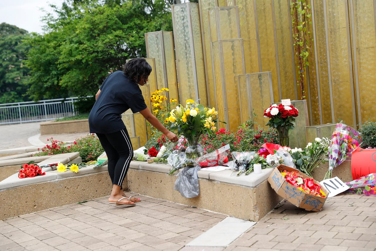 Cientos de fanáticos dieron el último adiós a Muhammad Ali 'El Más Grande' con flores, carteles, veladoras, oraciones y más muestras de cariño en el centro Muhammad Ali en Louisville y a las afueras del Hospital donde falleció en Phoenix.